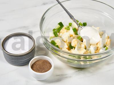 Kiaušinių ir žaliojo svogūno salotos Žingsnis 4