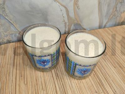 Obuolių smoothie su kefyru, medumi ir ruginių krekerių pagrindine nuotrauka