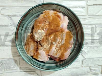 Kepti vištienos šlaunelės su ryžiais rūkytų paprikų padaže Žingsnis 1