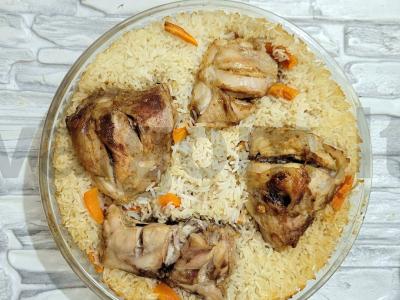 Kepti vištienos šlaunelės su ryžiais rūkytų paprikų padaže pagrindine nuotrauka