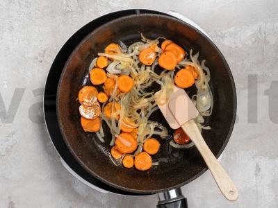 Grikių košė su daržovėmis keptuvėje Žingsnis 3