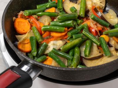 Grikių košė su daržovėmis keptuvėje Žingsnis 7