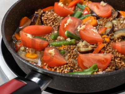 Grikių košė su daržovėmis keptuvėje Žingsnis 10