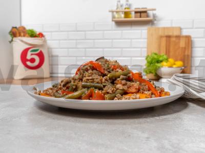 Grikių košė su daržovėmis keptuvėje pagrindine nuotrauka