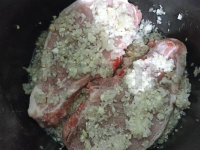 Kiauliena ant kaulo česnakinėje marinate Žingsnis 3