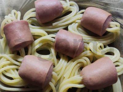 Dešrelės su makaronais originalios pagrindine nuotrauka