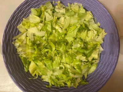 Salotas „Dobro“ su kalakutiena, kiaušiniu ir Pekino kopūstu Žingsnis 1