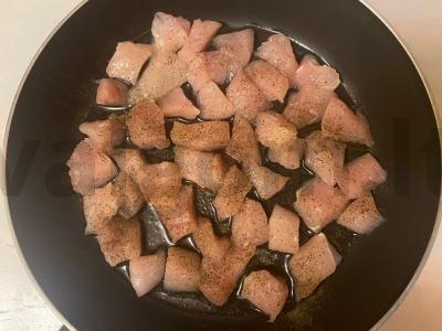 Salotas „Dobro“ su kalakutiena, kiaušiniu ir Pekino kopūstu Žingsnis 2