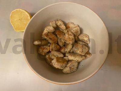 Salotas „Dobro“ su kalakutiena, kiaušiniu ir Pekino kopūstu Žingsnis 6