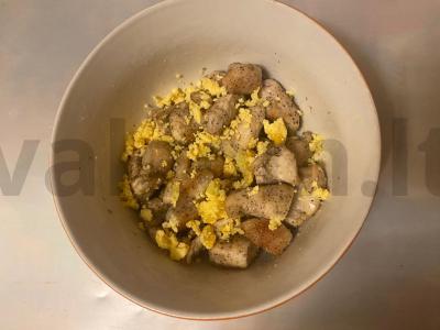 Salotas „Dobro“ su kalakutiena, kiaušiniu ir Pekino kopūstu Žingsnis 8