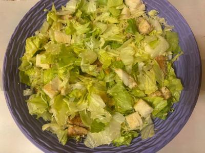 Salotas „Dobro“ su kalakutiena, kiaušiniu ir Pekino kopūstu pagrindine nuotrauka