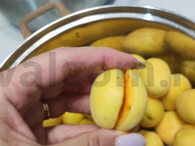 Kompotas žiemai iš abrikosų ir apelsinų Žingsnis 1