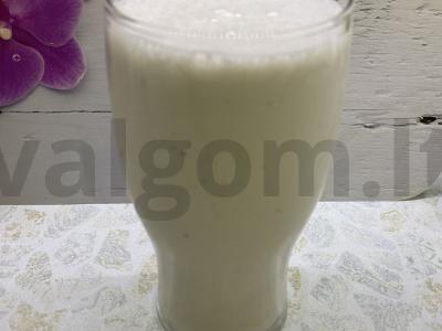 Pieninis kokteilis su braškėmis ir ledais pagrindine nuotrauka