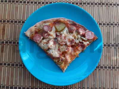 Namų pica su dešrelėmis pagrindine nuotrauka