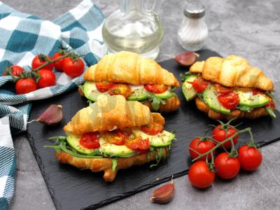 Kruasanai su daržovėmis ir straciatella pagrindine nuotrauka