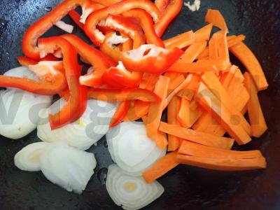 Grikių makaronai su kalmarais ir daržovėmis Žingsnis 1