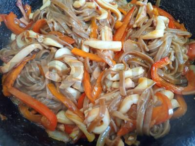 Grikių makaronai su kalmarais ir daržovėmis Žingsnis 7