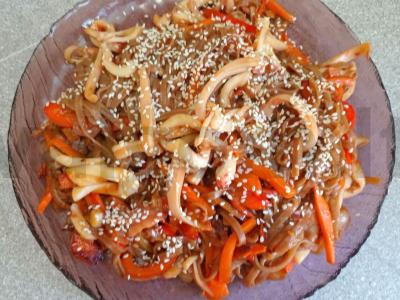 Grikių makaronai su kalmarais ir daržovėmis pagrindine nuotrauka