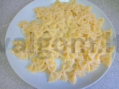 Farfalle su pesto, parmezanu ir baziliku Žingsnis 1