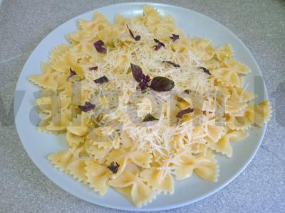 Farfalle su pesto, parmezanu ir baziliku pagrindine nuotrauka