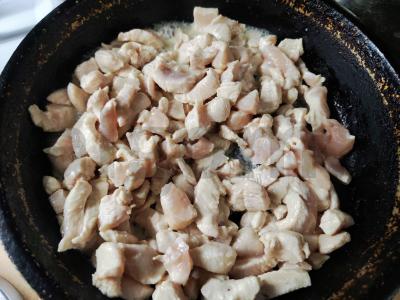 Vištienos filė Stroganov su prieskoniais Žingsnis 3