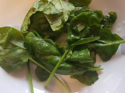 Salotas su krabų mėsa ir daržovėmis Žingsnis 1