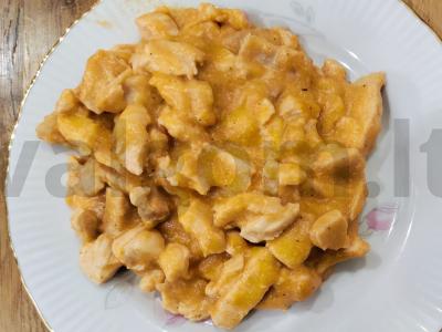 Vištienos filė Stroganov su prieskoniais pagrindine nuotrauka