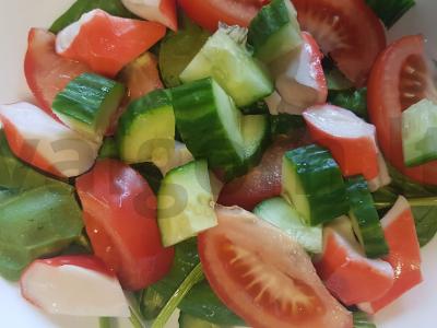 Salotas su krabų mėsa ir daržovėmis Žingsnis 4