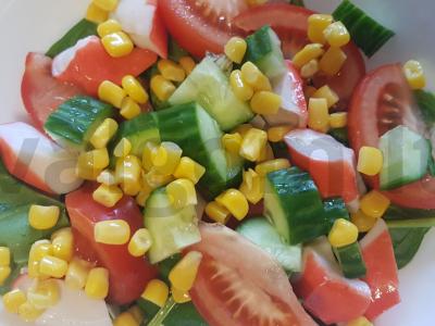 Salotas su krabų mėsa ir daržovėmis Žingsnis 5