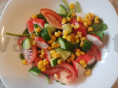 Salotas su krabų mėsa ir daržovėmis pagrindine nuotrauka