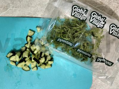 Lengvas salotas su rukola, kiaušiniais ir agurkais Žingsnis 1