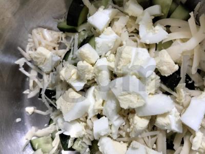 Lengvas salotas su rukola, kiaušiniais ir agurkais Žingsnis 3