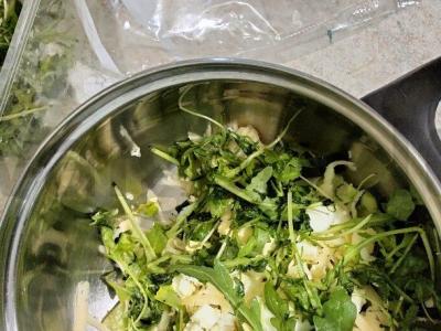 Lengvas salotas su rukola, kiaušiniais ir agurkais Žingsnis 4