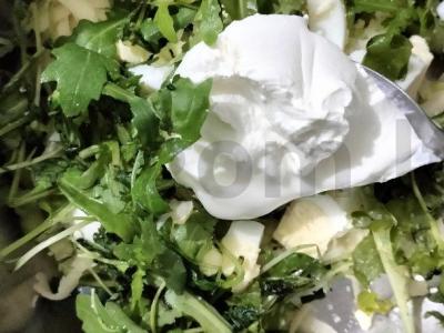 Lengvas salotas su rukola, kiaušiniais ir agurkais Žingsnis 5