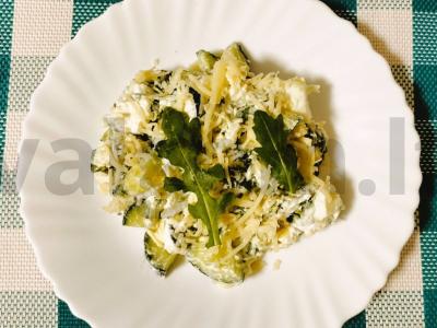 Lengvas salotas su rukola, kiaušiniais ir agurkais pagrindine nuotrauka