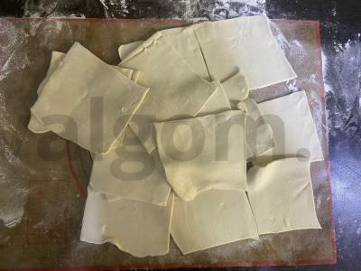 Sluoksniuotos tešlos vokeliai su obuoliais Žingsnis 2