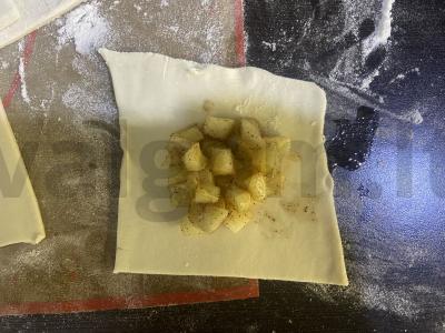 Sluoksniuotos tešlos vokeliai su obuoliais Žingsnis 3