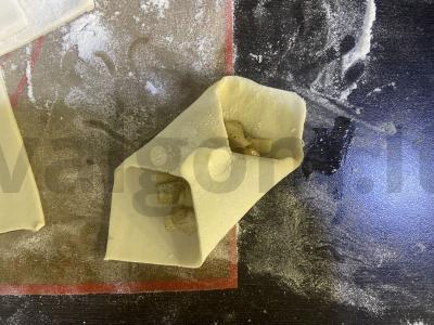 Sluoksniuotos tešlos vokeliai su obuoliais Žingsnis 4