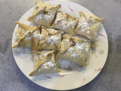 Sluoksniuotos tešlos vokeliai su obuoliais pagrindine nuotrauka