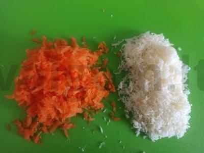 Užkandis ant traškučių su rūkytomis vištienos, morkomis ir sūriu Žingsnis 1