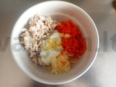 Užkandis ant traškučių su rūkytomis vištienos, morkomis ir sūriu Žingsnis 3