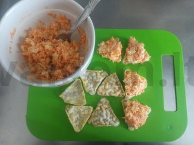 Užkandis ant traškučių su rūkytomis vištienos, morkomis ir sūriu Žingsnis 4