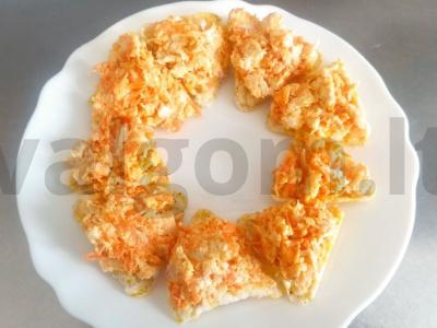 Užkandis ant traškučių su rūkytomis vištienos, morkomis ir sūriu pagrindine nuotrauka