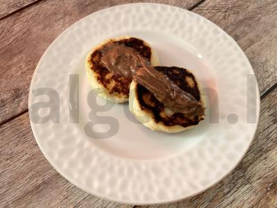 Švelnūs varškėčiai su šokoladiniu kremu pagrindine nuotrauka