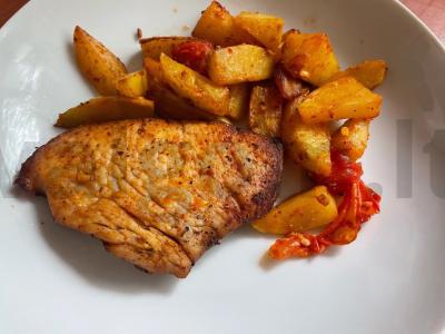 Kalakutiena su bulvėmis ir vyšniniais pomidorais pagrindine nuotrauka