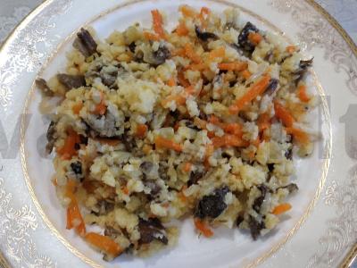 Skaniausia vegetariška grikių košė su grybais pagrindine nuotrauka