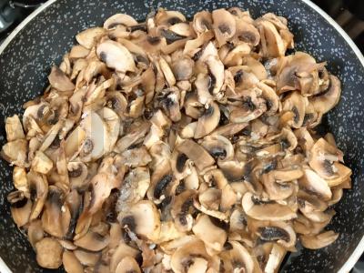 Grybų padažas prie bulvių košės Žingsnis 1