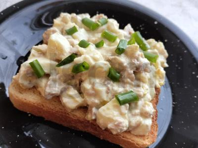 Naudingas sumuštinis su žuvimi ir kiaušiniu pusryčiams Žingsnis 5