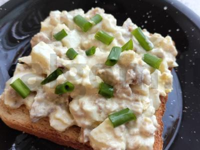 Naudingas sumuštinis su žuvimi ir kiaušiniu pusryčiams pagrindine nuotrauka