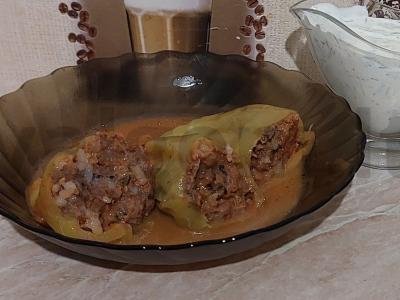 Įdaryti pipirai daržovių padaže pagrindine nuotrauka